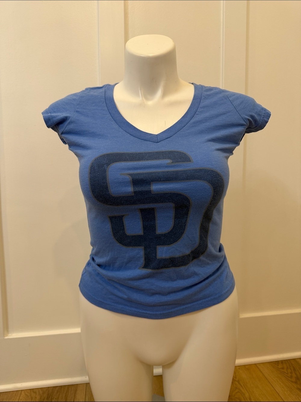 Wright & Ditson San Diego Padres V-Neck T-Shirt Size Medium
